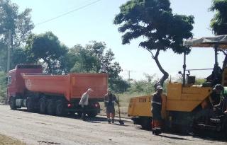 У Кам`янському ремонтують чергову розбиту дорогу